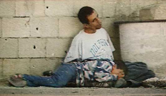 Rekaman TV France 2 menunjukkan Muhammad al-Durrah setelah ia diserang secara fatal di bagian perut; ayahnya yang terluka parah, Jamal, mengalami kejang-kejang dan kehilangan kesadaran, dan kemudian dirawat di rumah sakit di Gaza