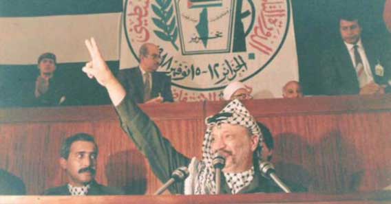 Muhammad Yassir Abdul Rahman Abdul Rauf Arafat al-Qudwa alias Yasser Arafat usai memproklamirkan negara Palestina di Alger pada 15 November 1988