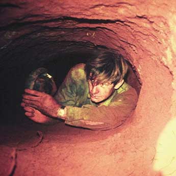 Tentara Australia dalam terowongan Vietnam