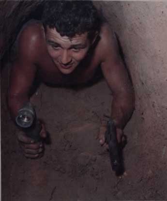 Tentara Amerika di terowongan Vietcong