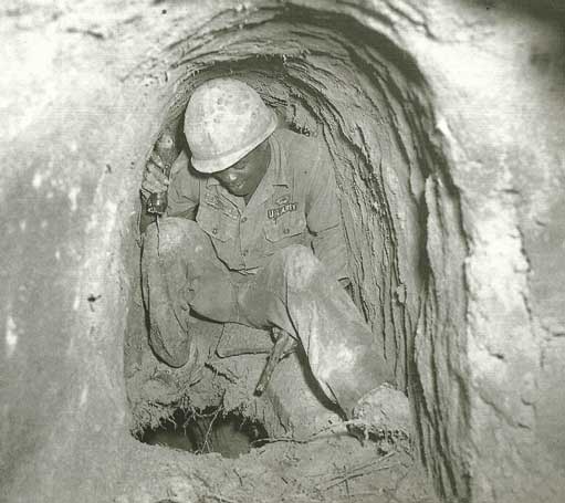 Tentara Amerika di pertemuan antar terowongan dalam Perang Vietnam