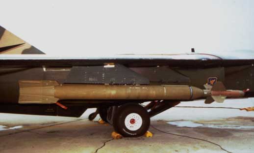 Sebuah F-111F dari TES ke-431 yang berbasis di McClellan AFB di California, membawa benda uji coba GBU-28 yang pertama ke jarak uji coba Tonopah, pada bulan Februari 1991. Hanya dua jenis pesawat USAF yang diizinkan untuk membawa senjata tersebut pada saat itu, yaitu F-15E dan F-111. Senjata ini memiliki berat 4.700 pon (2.130 kg) dan panjangnya lebih dari 19 kaki (5,8 m)