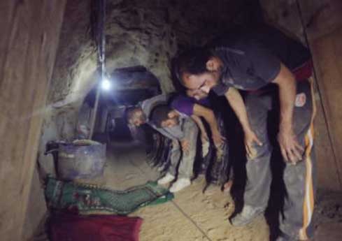 Penduduk palestina membuat terowongan