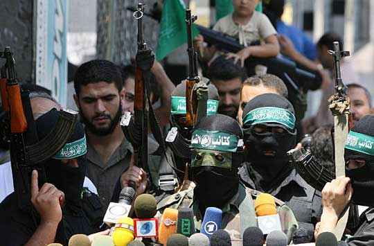 Selama dan setelah perang, para pengkhianat otoritas Palestina yang berkuasa bersama Hamas di Gaza pada saat itu membantu pendudukan dengan menyerang para pejuang perlawanan. Sudah jelas bahwa mereka tidak dapat lagi hidup berdampingan dan konflik tidak dapat dihindari. Konflik yang akan dimenangkan oleh Hamas.