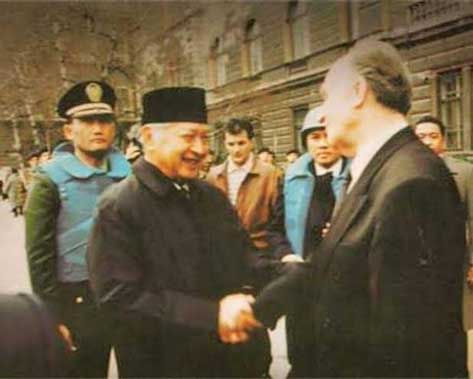 Presiden Soeharto . Beliau berkunjung ke Bosnia Herzegovina saat situasi perang sedang berkecamuk pada 1995 tanpa rompi anti peluru