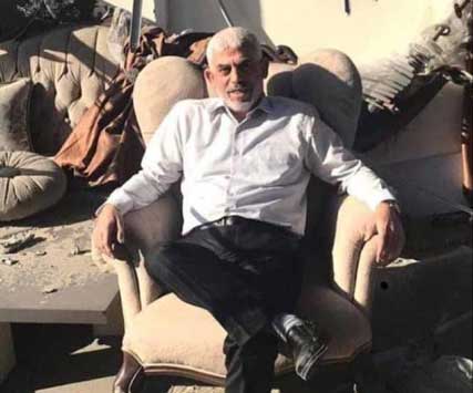 Yahya Sinwar duduk diantara reruntuhan rumahnya