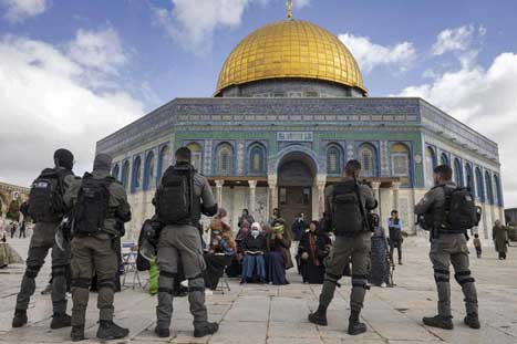 Petugas Israel mengawasi pengunjung Palestina di kubah emas Yarusalem