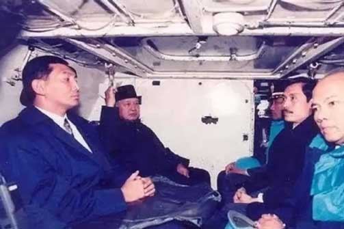Presiden Soeharto di kendaraan lapis baja saat berkunjung di Bosnia