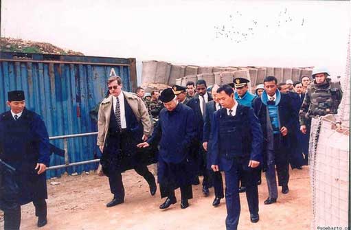 Presiden Soeharto saat tiba di Bosnia demi menaikan semangat rakyat Bosnia yang terjajah