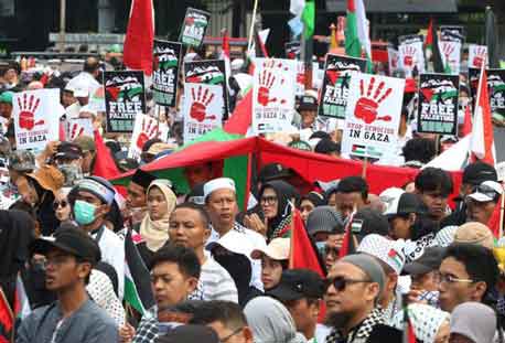 Indonesia : Protes di depan Kedutaan Besar AS di negara Muslim terbesar di Indonesia sebagai bentuk solidaritas terhadap Palestina dan Gaza, mengutuk dukungan AS terhadap agresi Zionis.