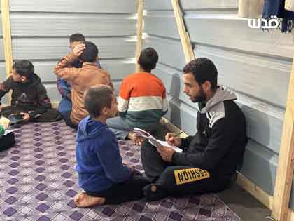Keluarga pengungsi mendirikan pusat hafalan Alquran di pusat penampungan "Al-Quds" di kota Rafah, Jalur Gaza selatan