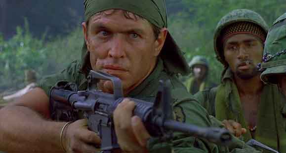 Tom Bergeners sebagai Staf Sersan Barnes dengan Colt Model-653P dalam film Platoon