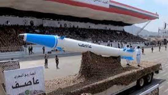 Rudal balistik anti-kapal Asef saat dipamerkan di Yaman pada tahun 2022.