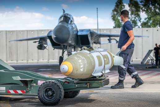 Crew Angkatan Udara Israel sedang bekerja, memuat GBU-31 JDAM. 8 Oktober 2023