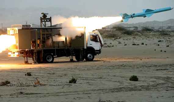 Sebuah rudal Noor Iran diluncurkan selama latihan perang pada tanggal 25 April 2010, di Iran selatan, dekat Selat Hormuz.