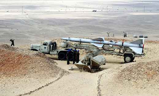 Rudal permukaan-ke-udara SA-2 Mesir di atas pengangkut, dengan peluncur statis terlihat di depan, selama latihan pada tahun 1985. Rudal permukaan-ke-permukaan Qaher dan Mohit milik Houthi merupakan konversi dari desain era Perang Dingin yang sudah usang.