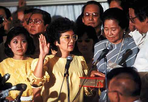 Corazon Aquino, janda pemimpin oposisi yang dibunuh Benigno Aquino Jr., mengambil Sumpah Jabatan pada tanggal 25 Februari 1986.