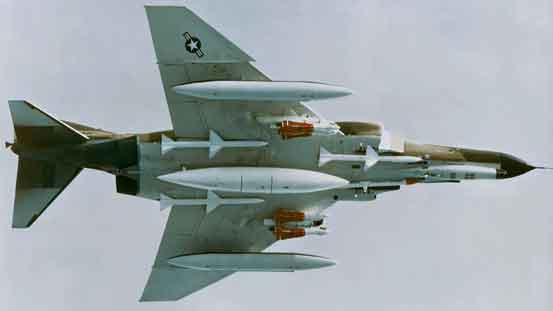 AIM-4 and AIM-7 pada F-4E Phantom