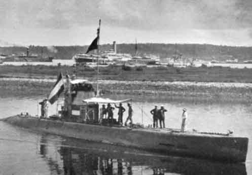 1916 Kapal selam Belanda HNLMS “KI” tiba di Hindia Belanda. Ia memiliki sistem pendingin besar untuk baterainya, yang dihubungkan oleh kru yang cerdik ke sistem ventilasi. Ini berarti “KI” sudah memiliki sistem pendingin udara, bahkan sebelum ditemukan!