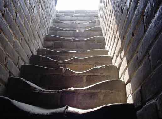 Mengaapa Tembok Besar Cina memiliki tangga yang tidak rata dan curam?