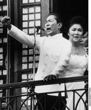 Ferdinand Marcos dan sang istri Imelda Romuáldez Marcos