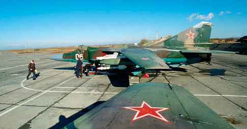 pemandangan MiG-23MLD Soviet yang dipersenjatai dengan AA-7 dan AA-11 AAM. MLD adalah varian Flogger definitif. Selama Perang Soviet-Afghanistan, jenis ini "dikreditkan" dengan menjatuhkan sebuah F-16 Pakistan dan dua helikopter AH-1 Cobra Iran.