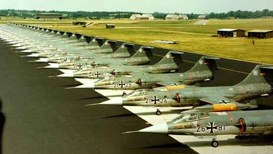 Jajaran bintang! Puncaknya pada pertengahan tahun 1970-an, Luftwaffe dan Marineflieger mengoperasikan sebelas Sayap F-104. 915 Starfighters (atau 35% dari total produksi) melayani Jerman
