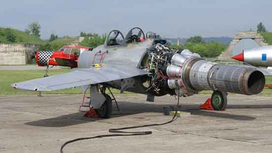 Klimov RD-45 (salinan langsung dari Rolls-Royce Nene) pembangkit tenaga di balik tingkat akselerasi tinggi dan performa pendakian MiG-15 yang luar biasa - konon mesin inilah yang memungkinkan MiG dibuat.