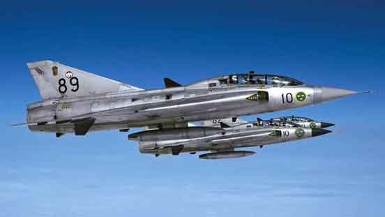 "Layang-layang" delta ganda di elemennya. Saab 35 Draken adalah pesawat tempur pertama buatan Eropa Barat yang memiliki kemampuan supersonik sejati, bersama dengan Mirage III, tentu saja.