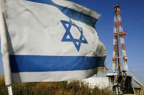 Bendera Israel berkibar di ladang minyak dan gas alam Meged. Israel mengatakan ladang tersebut terletak di sebelah barat garis gencatan senjata tahun 1948, namun sebagian besar waduk tersebut terletak di bawah wilayah Palestina yang diduduki sejak tahun 1967.