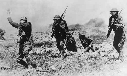 Tentara Jerman memprakarsai perang kimia modern dengan meluncurkan serangan klorin di Ypres, Belgia, pada 22 April 1915, menewaskan 5.000 pasukan Prancis dan Aljazair dan sesaat melanggar garis pertahanan mereka. Penggunaan gas dan mustard Jerman segera dilawan oleh taktik serupa dari sekutu.