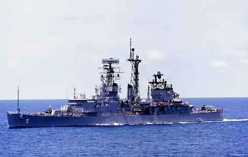 Kapal penjelajah ringan Angkatan Laut AS USS Oklahoma City (CLG-5) di Laut Jepang pada Agustus 1974.