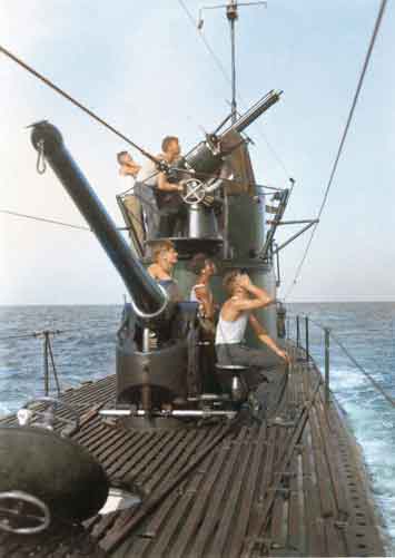 Men of the Dutch sub Hr.Ms. K-XV menguji coba senapan mesin Vickers-Armstrong 40 mm milik mereka diHindia Belanda. Kapal selam itu diletakkan di Rotterdam pada tahun 1930. Pada ww2 K XV menenggelamkan beberapa kapal Jepang. Dia selamat dari perang.