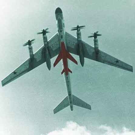 Sebuah Tu-95 Bear Soviet dipersenjatai dengan Raduga Kh-20 (nama pelaporan NATO AS-3 "Kangaroo"), rudal jelajah yang diluncurkan melalui udara terbesar di dunia. Membawa hulu ledak nuklir 800 kt, AS-3 dirancang untuk menyerang CBG USNavy. Tampak mengancam!