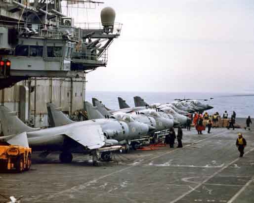 Sea Harrier berada di kapal induk HMS Hermes saat Satuan Tugas Inggris berlayar ke selatan pada bulan April 1982. Hilang sudah penanda skuadron warna-warni, yang ditutupi oleh skema abu-abu menjemukan yang diadopsi pada awal kampanye Falklands atau Malvinas