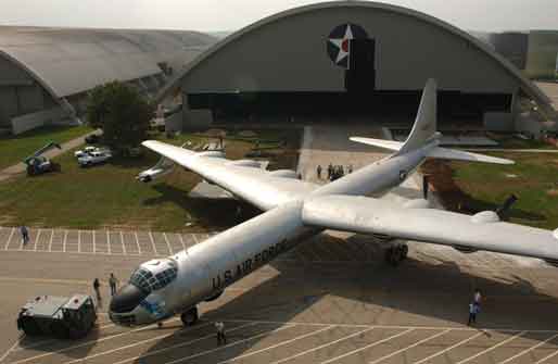 Dengan jangkauan luar biasa yaitu 11.000 km, Convair B-36 "Peacemaker" adalah pembom antarbenua (jarak jauh) pertama di dunia. Misi B-36 berlangsung begitu lama sehingga para kru dengan bercanda meminta agar pesawat tersebut dilengkapi dengan kalender daripada jam