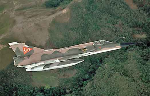 Sebuah Mirage50EV dari Angkatan Udara Venezuela (FAV), yang dikemudikan oleh Letnan Kolonel Martin Lon Blanco, mengangkasa di atas ARAGUA dalam perjalanan menuju Pangkalan Udara El Libertador (BAEL) setelah melakukan penerbangan rutin. Pesawatnya baru saja dimodernisasi di Prancis