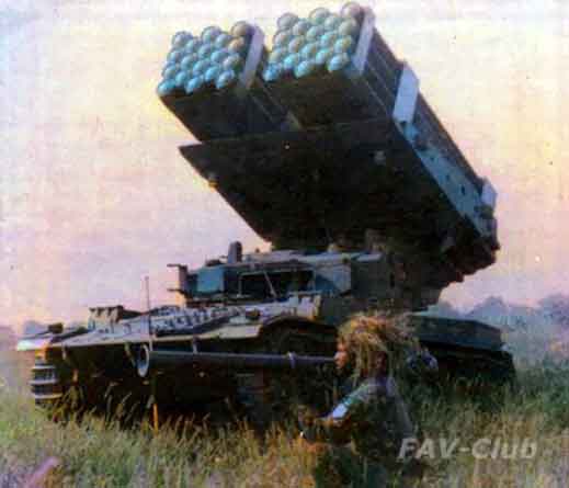 Peluncur roket ganda AMX-13/LAR-160 160mm milik Angkatan Darat Venezuela, pertengahan 1980-an Prajurit di latar depan membawa peluncur roket anti-tank M20A1 Super Bazooka 89mm (3,5 inci).