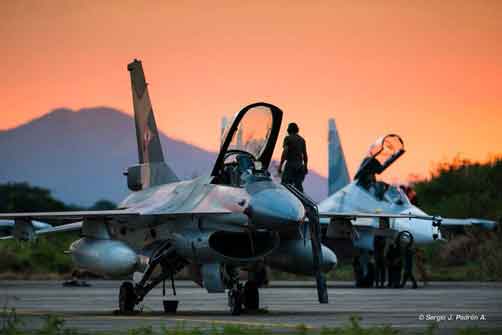 F-16A Fighting Falcon dan Su-30MK2