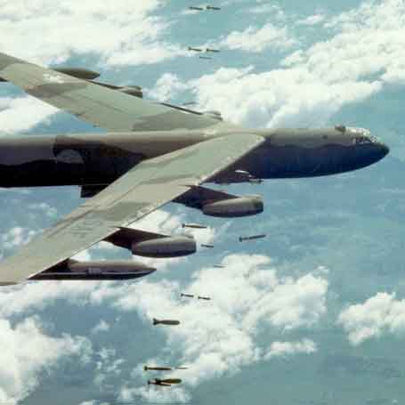 Pada suatu saat selama Perang Vietnam, USAF kehabisan bom dan harus membeli kembali 5.000 bom dari Jerman Barat, yang awalnya dijual sebagai barang bekas seharga $8.500. Biaya untuk mendapatkan kembali bom-bom ini? $105.000!