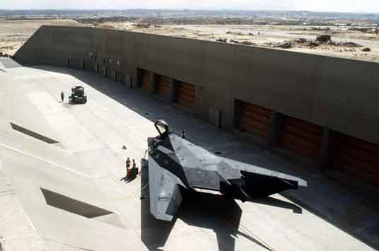 Tahukah kita bahwa selama Perang Teluk tahun 1991, 22 #USAF F-117A menerbangkan lebih dari 1.300 misi terutama di atas Bagdad? Pada saat itu, Bagdad, karena banyaknya pertahanan antipesawat yang dimilikinya, dianggap sebagai kota dengan pertahanan paling ketat di dunia. F-117, bersama dengan rudal jelajah Tomahawk, adalah satu-satunya senjata serang yang digunakan untuk pergi ke "pusat kota". Pesawat ini menimbulkan rasa hormat, bahkan kekaguman, dari orang-orang Irak yang dengan cepat menjuluki pesawat itu "Hantu" karena alasan yang jelas.