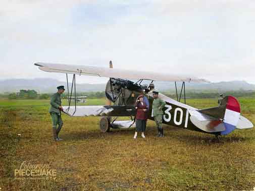 Fokker D.VII, reg. F-301, dari LA-KNIL sebelum lepas landas dari Andir Airfield. Di sayap, Letnan Satu H. Kruyff van Dorssen dan Letnan Dua R. Drost. 3 Januari 1922, Andir, Bandung, Jawa, Hindia Timur Belanda Indonesia