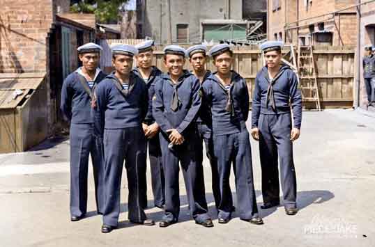 Dutch Indies sailors of the Royal Dutch Navy, yang dibebaskan dari penawanan Jepang, berbaris untuk berfoto saat kunjungan Admiral Helfrich di perkemahan Belanda 'Queens Mansions', 21 Februari 1945, Saint Kilda, Victoria, Australia.