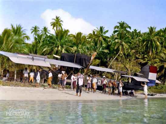 Sebuah kapal terbang DornierWal sedang 'terdampar' dengan bantuan penduduk lokal di Pulau Tanah djampea (antara Celebes dan Flores) sehubungan dengan perbaikan selama latihan di Laut Flores, 23 Juli 1934, Hindia Timur Belanda (Indonesia)