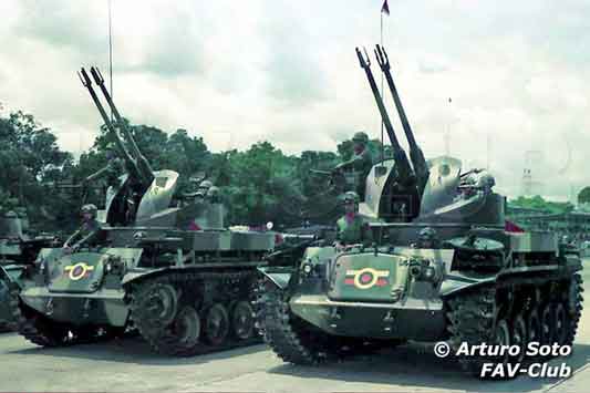 Kendaraan lapis baja M42A1 Duster yang dilengkapi dengan dua senjata antipesawat 40mm, milik Kelompok Artileri Pertahanan Antipesawat 'Jenderal José Félix Rivas' dari Angkatan Darat Venezuela, akhir tahun 1970-an.