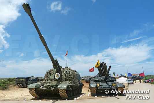 Howitzer self-propelled MSTA-S 152mm dan tank T-72B1 milik Angkatan Darat Venezuela. Di latar belakang Anda dapat melihat peluncur roket ganda BM-30 Smerch 300mm