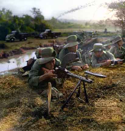 Prajurit KNIL, dipersenjatai dengan kereta LMG Denmark Madsen di hutan Jawa, Belanda Hindia Timur (Sekarang Indonesia) 1941. Pada tahun 1940, KNIL berjumlah sekitar 40.000 orang. Lebih dari 70 persen prajurit nya adalah penduduk asli.