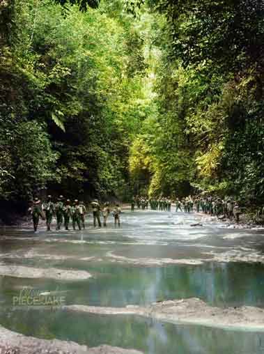 Patroli Tentara Kerajaan Hindia Belanda (KNIL) melintasi jurang di GoenoengPanjang, Aceh, Sumatra bagian Utara, (Periode 1900 - 1920) Perang Aceh (1873 hingga 1942) bisa disebut sebagai halaman kelam dalam sejarah kolonial Belanda. Sekitar 100.000 penduduk asli kehilangan nyawa mereka dalam pertempuran yang terjadi sesekali.