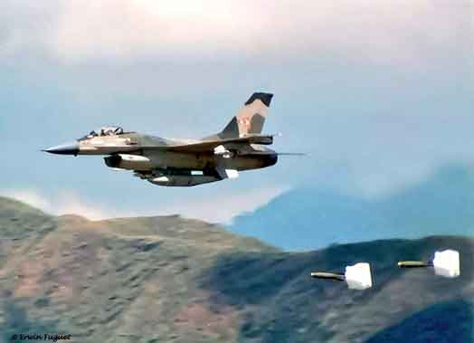 FAV General Dinamycs F-16A menjatuhkan 2 bom Mk 82 seberat 250 kg yang ditunda dengan parasut.