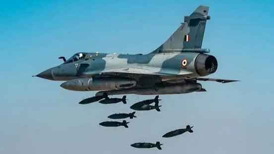 Sebuah IAF Mirage 2000 menjatuhkan delapan bom Mk.82 seberat 500 pon (227kg) selama latihan. Meskipun mungkin bukan yang terbaru atau tercanggih, Dassault Mirage 2000 tetap menjadi salah satu pesawat paling ampuh dalam inventaris IAF.